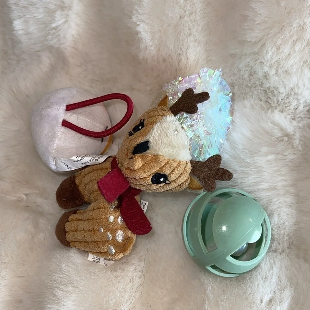 4 cat toys a snowman,a reindeer,a plastic crinkly ball, and a plastic ball NWOT